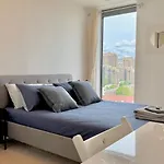 Stylish 2-Bed Flat With Parking