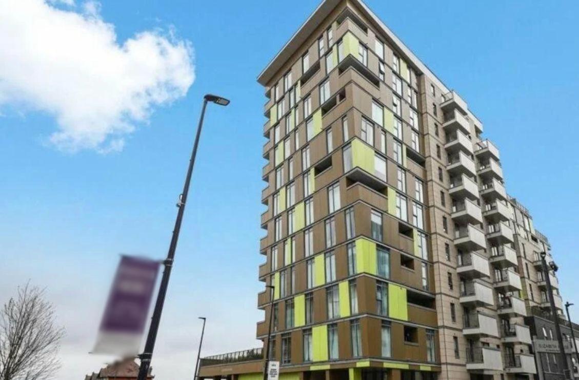 Apartamento Stylish 2-bed Flat With Parking