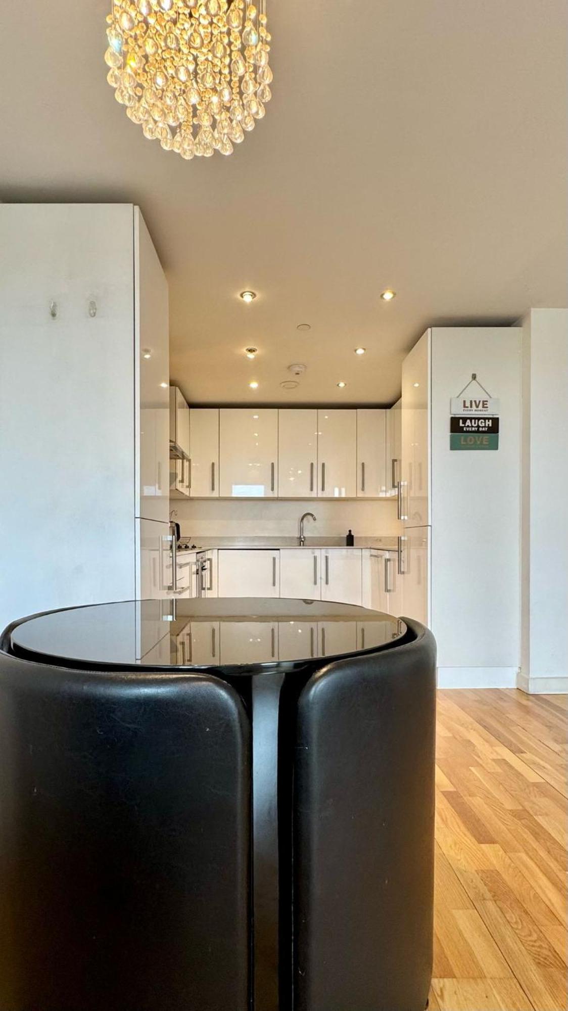 Stylish 2-bed Flat With Parking Apartamento Londres